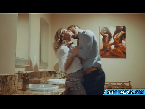❤️ Wakati blonde mwenye busty anakutongoza kwenye choo cha umma ❤️  ❌️❤